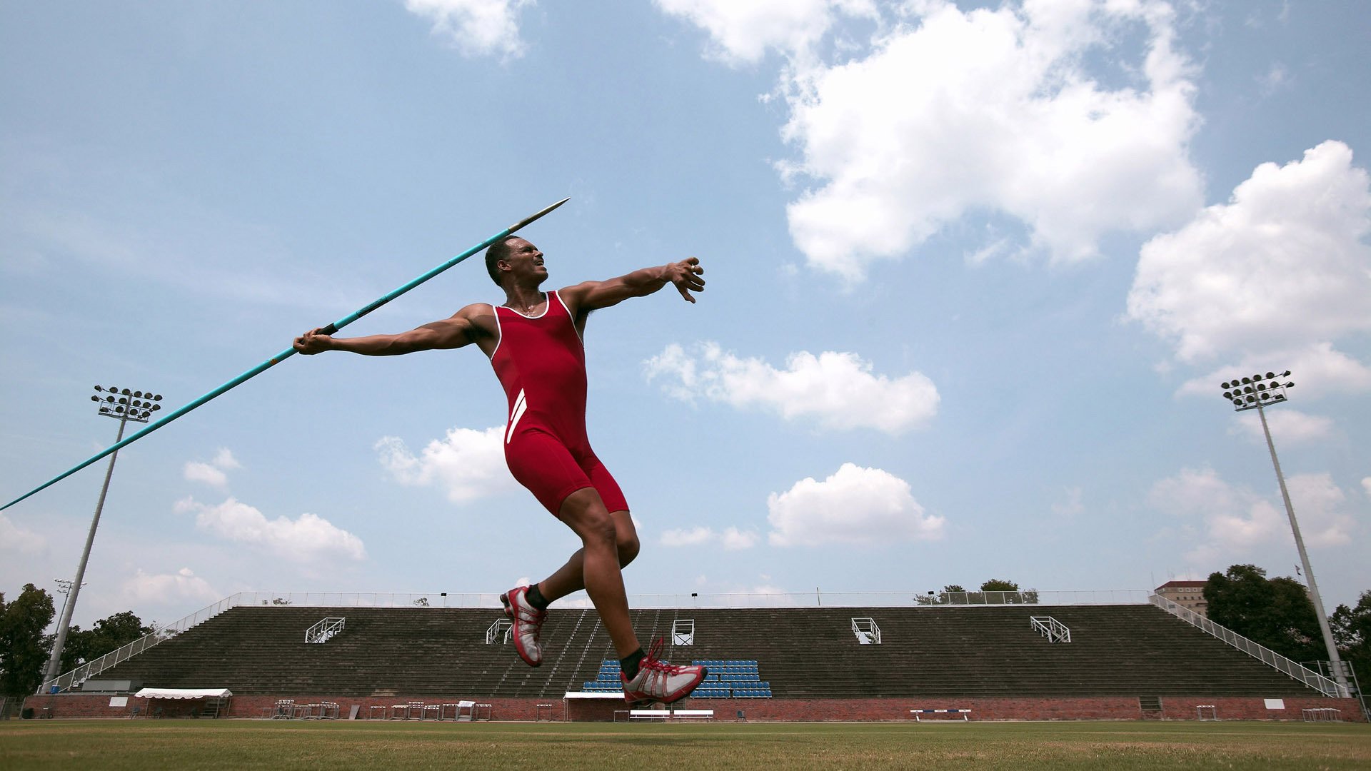 “极速一触即发：超越自我极限的巅峰对决”，极速超越宣传片