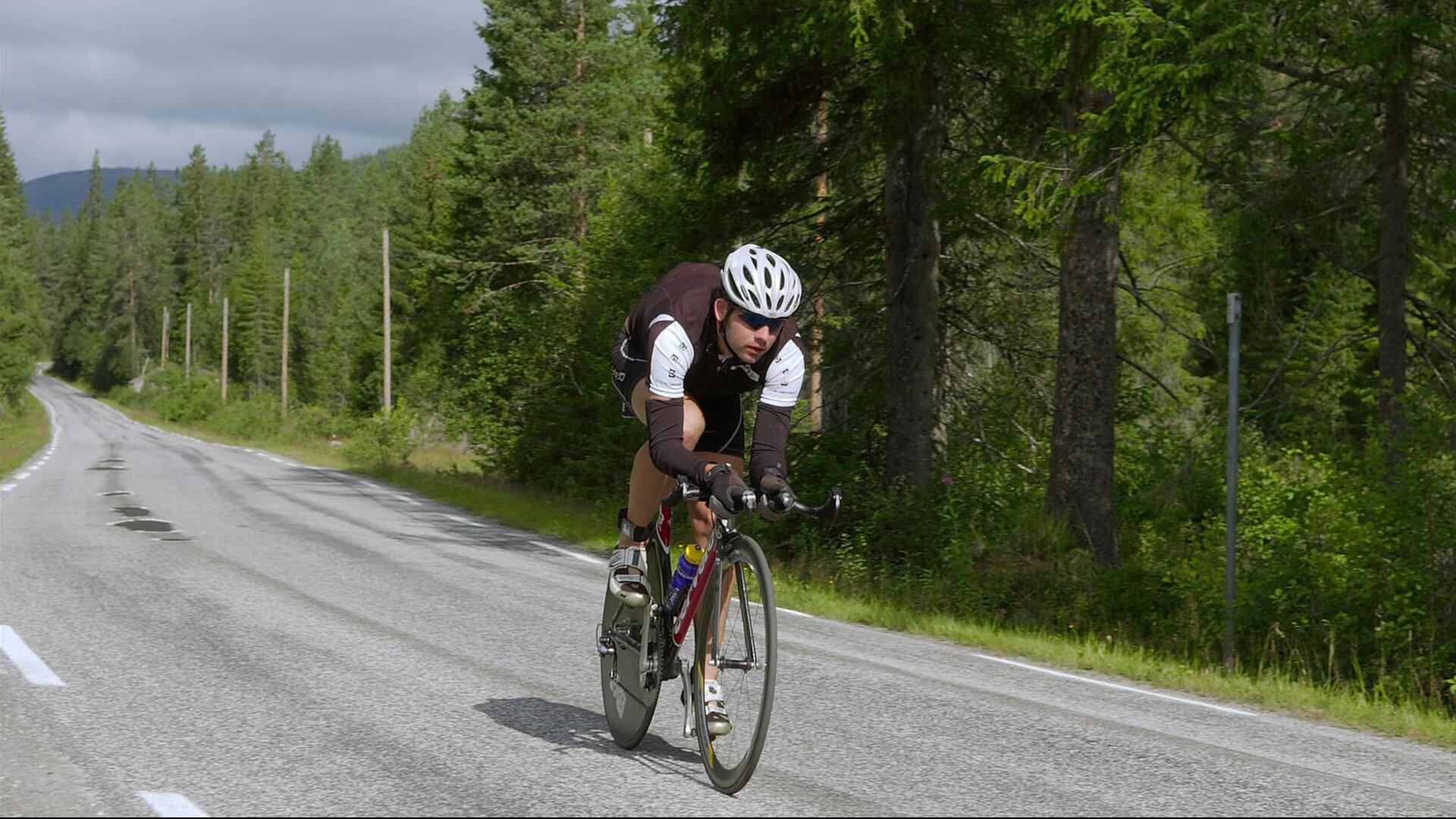 “逆风冲刺：车手在不利条件下的逆袭奇迹”，逆风车比赛视频